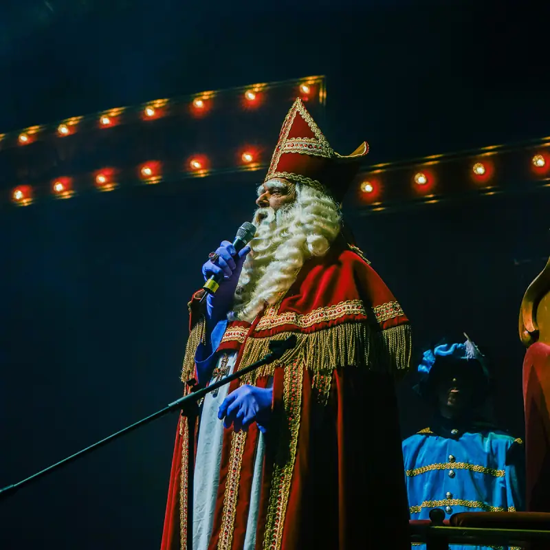 Sinterklaas met zijn staf in de verlichte piste van het circus