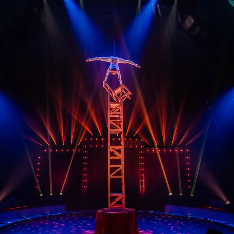 De piste met het verlichte decor van het Sinterklaascircus