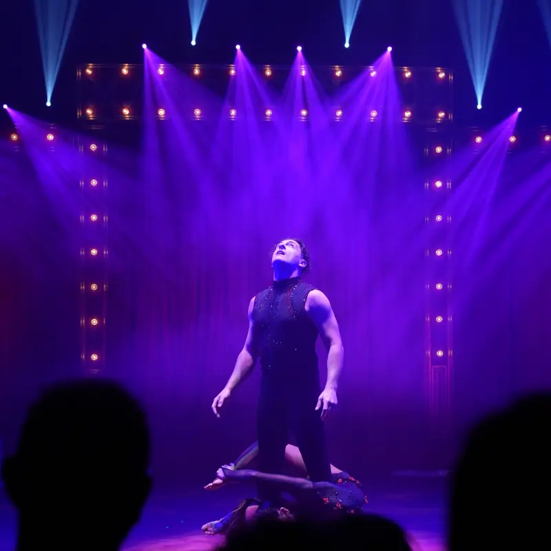 Acrobaat in het licht van de spots tijdens de voorstelling